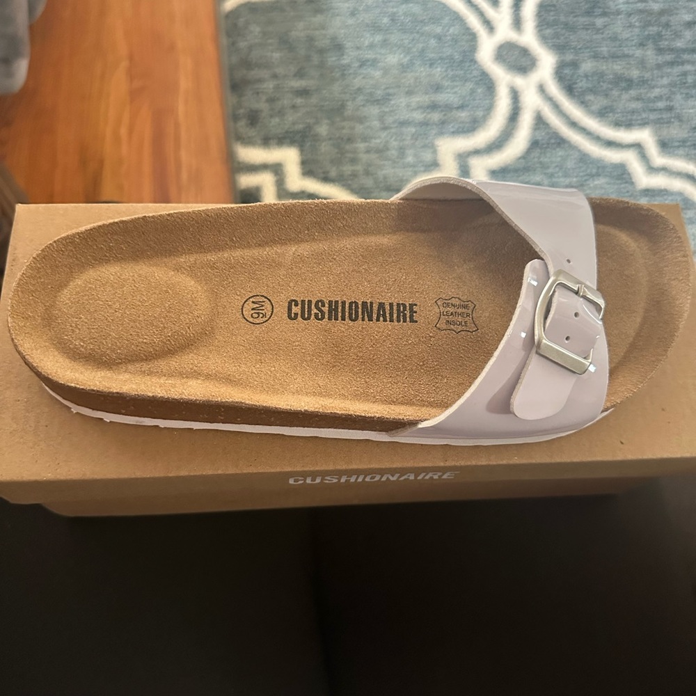Cushionaire size 9 leather insole white slip on sandal